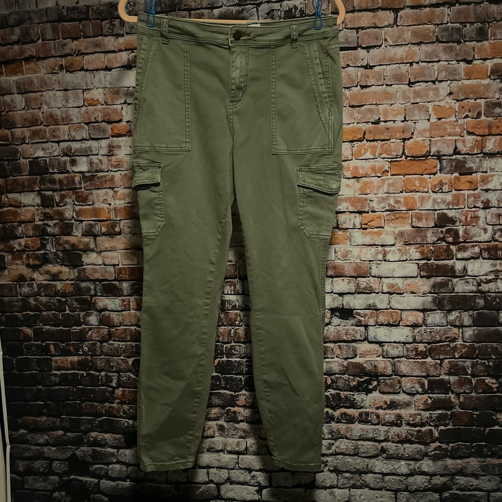 Ladies fitted cargo style pants SZ 29